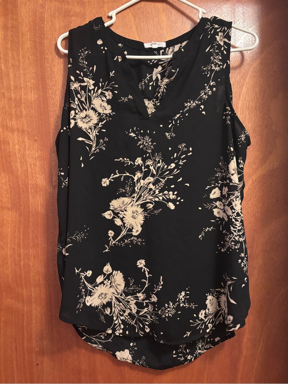 Maurices Black Sleeveless Floral V-Neck Camisole